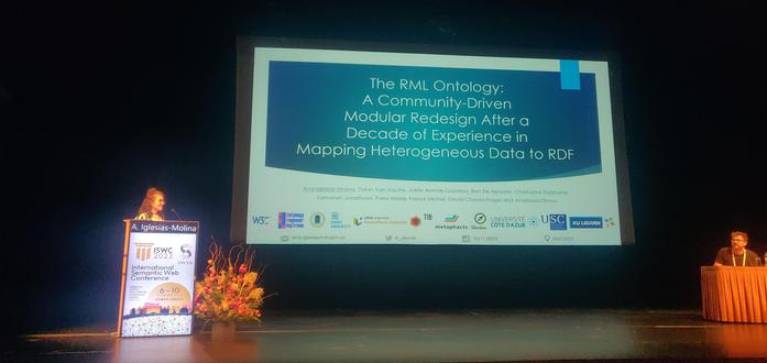 Ana preparing to start the talk on the NEW RML ontology
