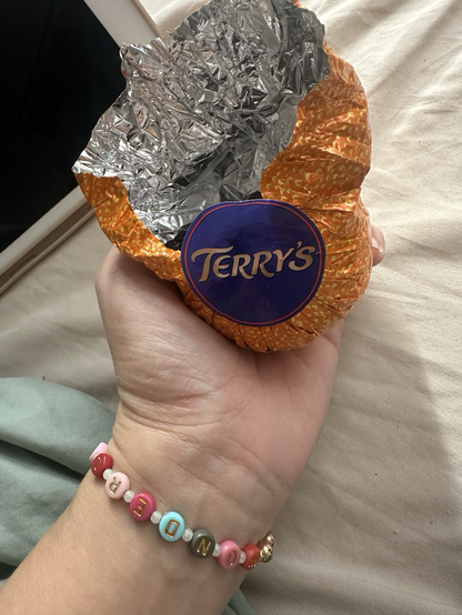 Eine chocolate orange des Britischen Herstellers Terry‘s. Es ist die beste Form Schokolade zu essen: Eine als Orange geformte Schokolade, die einmal kräftig auf eine Tischplatte gehauen und geöffnet, in schokoladige Orangenscheiben fällt.
