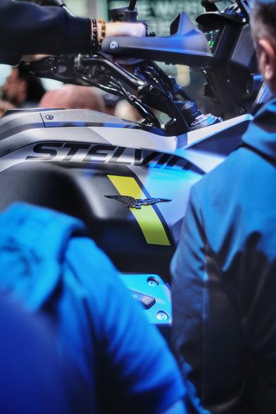 Piccoli dettagli della nuova Moto Guzzi Stelvio ,il serbatoio con lo stemma