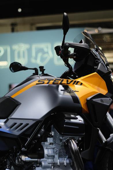 Un particolare della nuova Moto Guzzi Stelvio,parte del setrbatoio,motore e il cupolino