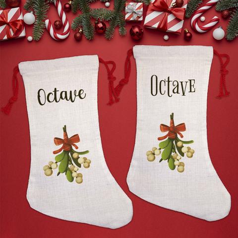 Chaussette de Noël façon chanvre au motif de gui suspendu à personnaliser avec le prénom de votre choix. A retrouver dans notre boutique en ligne : ernestine-etcie.fr
