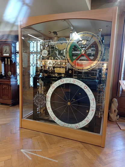 Vue de face, derrière une vitre avec trop de reflets.
La bestiole mesure 2,2 m de haut et pèse 1,2 t !