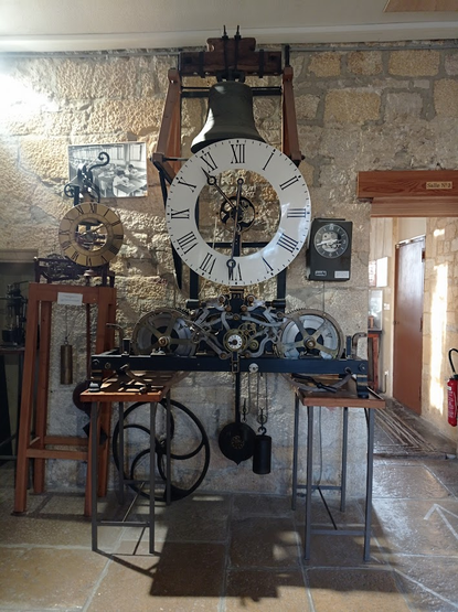 Ancienne horloge de l'église de Morteau, surmontée d'une cloche.
Cadran large à deux aiguilles, mouvement, balancier et contre-poids.
L'ensemble est posé sur deux tréteaux.