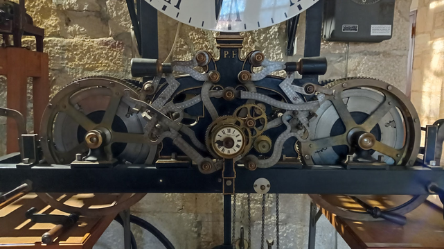 Ancienne horloge de l'église de Morteau : détail du mouvement.