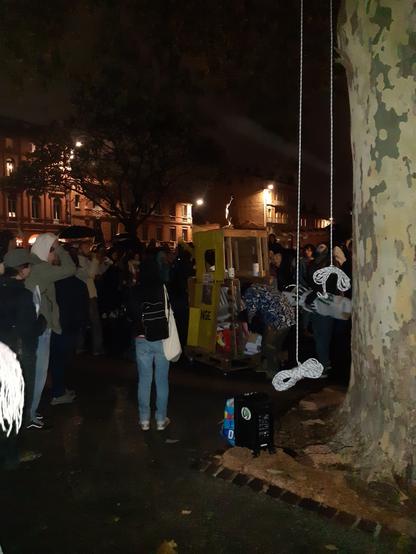 pelleteuse en bois au pied d'un platane