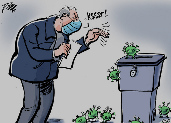 Cartoon: Grijzende man met mondkapje zegt "kssst!" en doet 'ga weg'-gebaar tegen coronavirus-achtige groene wezentjes op en rond een stembus. (grijze otto vuilcontainer met hangslot eraan en een grote spleet in de deksel voor de stembiljetten).