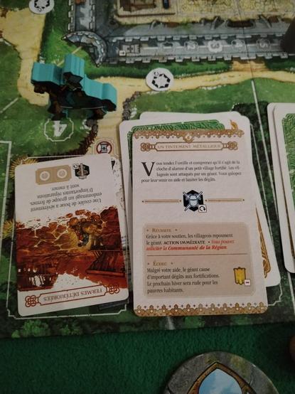 Photo du jeu de société Oltréé
Le pion Bérénice est sur une région avec un Problème (Fermes détériorées) et la carte Péripétie "Un tintement métallique"