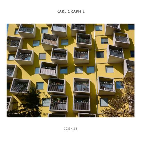 Die gleichen Balkone wie auf 111, aber diesmal mit gelbem Hintergrund. Besonders markant sind in diesem Block die Blumentöpfe. Hier haben sich die NachbarInnen wohl gegenseitig angesteckt, es grassiert regelrecht. Die Schattenwürfe der schiefen Balkonflächen haben natürlich auch Auswirkungen auf den Schatten ebendieser und so wird bei längerer Betrachtung das Auge etwas irritiert. Es überkommt einen Schwindel.