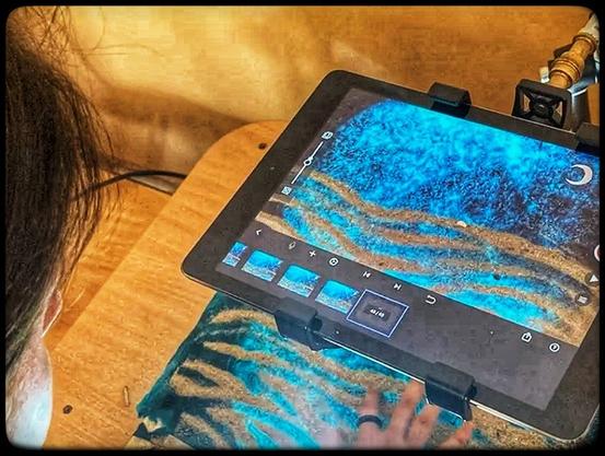 O animador mexe com os dedos areia colocada em ondinhas sobre uma imagem de uma esfera azul.
A cada alteração na areia uma fotografia é feita pela câmara do tablet colocado por cima.
O objectivo é criar uma animação onde as fotografias passam em rápida sucessão criando um efeito de movimento da areia como se de ondas do mar ao luar se tratasse.