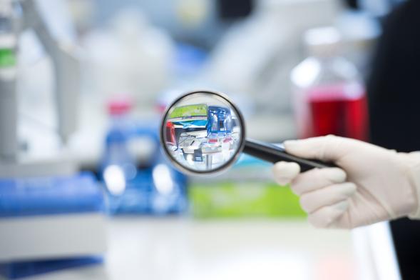 Zu sehen ist eine Lupe.