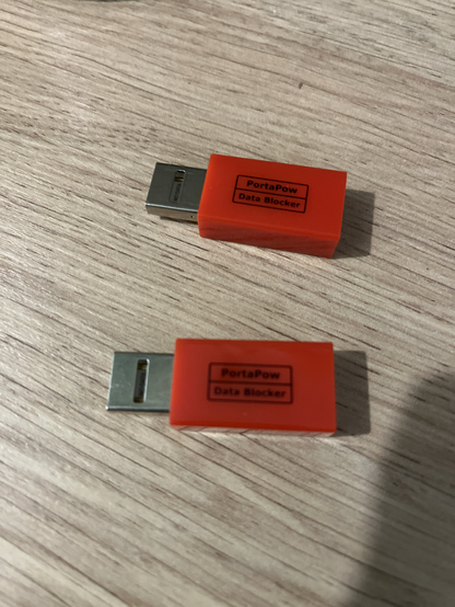 2 rote usb kondome. Das sind usb-Stecker, die nur Strom zum Laden durchlassen, da sie keine Datenpins besitzen.