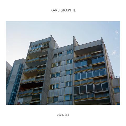 Hier wage ich einmal den Blick auf die Seite, unmittelbar neben dem neuen Gemeindebau steht der "alte" Karlheinz-Hora-Hof in all seiner Pracht. Das Foto habe ich eigentlich geschossen, um meine Sunny 16 Regel wieder in Erinnerung zu rufen. Die Zeiss Ikon Ikonta zwingt mich ja zu manuellem Tun und ich wollte hier erschwerte Bedingungen austesten. Im Schatten mit Gegenlicht hinter der Fassade. Hat funktioniert und die Kühle des bestehenden Gemeindebaus wurde gut eingefangen. Brutal!