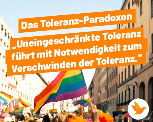 Eine Menschenmenge zieht mit Pride-Flaggen durch eine Straße. In der Bildmitte steht das Toleranz-Paradoxon "Uneingeschränkte Toleranz führt mit Notwendigkeit zum Verschwinden der Toleranz."