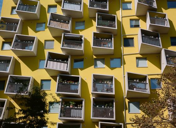 Die gleichen Balkone wie auf 111, aber diesmal mit gelbem Hintergrund. Besonders markant sind in diesem Block die Blumentöpfe. Hier haben sich die NachbarInnen wohl gegenseitig angesteckt, es grassiert regelrecht. Die Schattenwürfe der schiefen Balkonflächen haben natürlich auch Auswirkungen auf den Schatten ebendieser und so wird bei längerer Betrachtung das Auge etwas irritiert. Es überkommt einen Schwindel.