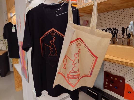 A shirt and a bag with the code for Heilbronn Logo