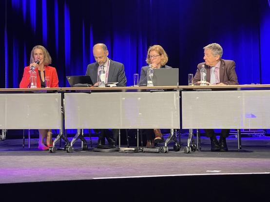 Foto der Podiumsdiskussion am 16. November auf der IAPP 2023 in Brüssel zu "Future Regulation of AdTech: EU DPAs’ Views and Insights": (v. l. n. r.)
Caitlin Fennessy, Vizepräsidentin und Chief Knowledge Officer der IAPP, 
Bertrand du Marais, Beauftragter der CNIL und Mitglied des französischen Staatsrats,
BlnBDI Meike Kamp sowie
Prof. Dr. Hielke Hijmans, Präsident der Kammer für Rechtsstreitigkeiten und Vorstandsmitglied der belgischen Datenschutzbehörde.