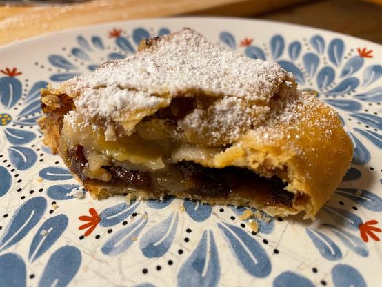 Ein Stück Apfelstrudel auf einem Teller