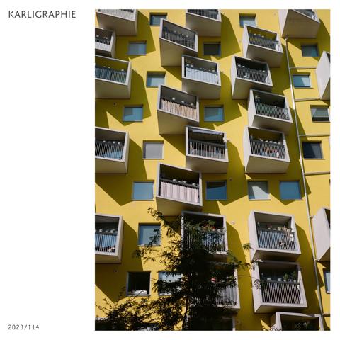 Eine Wiederholung vom Motiv 112, diesmal nur im Hochformat. Mehr noch der Beweis, dass hier nicht in Spalten gedacht worden ist und an den knapp übereinander liegenden Balkonen erkennt man, dass sie nicht nur in der Horizontale schief gesetzt sind. Ich kann mir nicht dabei helfen, in der Hochkant-Variante wieder an ein Reibeisen denken zu müssen. Ansonsten wird mir nur noch schwindlig.