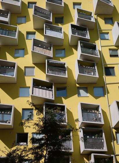 Eine Wiederholung vom Motiv 112, diesmal nur im Hochformat. Mehr noch der Beweis, dass hier nicht in Spalten gedacht worden ist und an den knapp übereinander liegenden Balkonen erkennt man, dass sie nicht nur in der Horizontale schief gesetzt sind. Ich kann mir nicht dabei helfen, in der Hochkant-Variante wieder an ein Reibeisen denken zu müssen. Ansonsten wird mir nur noch schwindlig.