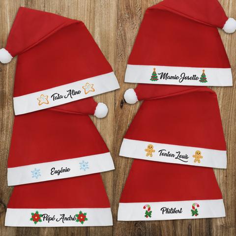 Bonnets de Noël rouges avec un pompon blanc et personnalisés avec le prénom de votre choix entouré de petits motifs. A retrouver dans notre boutique en ligne : ernestine-etcie.fr