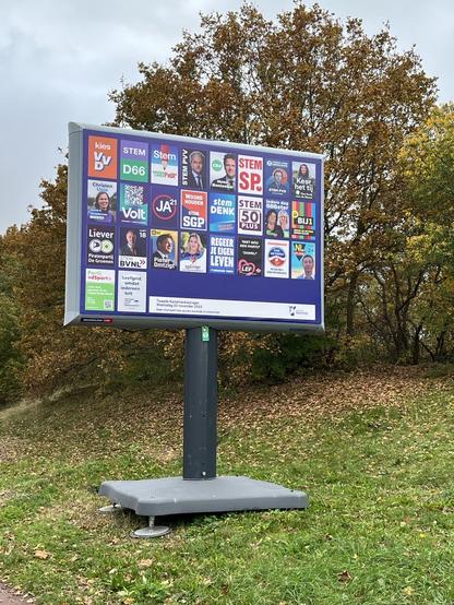Billboard met meer dan 20 affiches van politieke partijen.