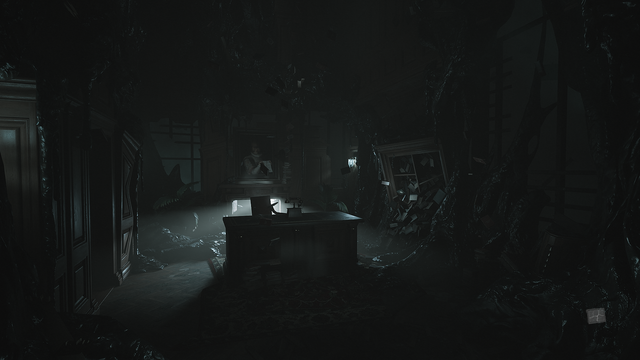 Zrzut ekranu z gry "Layers of Fear" przedstawiający staromodny gabinet, którego ściany pokryte są jasnobrązowymi, drewnianymi panelami topiącymi się niczym metal pod wpływem ciepła po których z sufitu spływa, czarna, bezkształtna masa, która pochłania i scala ze sobą wszystko czego dotknie, pulsując niczym żyjący organizm będący pasożytniczą naroślą. Naprzeciwko nas, tuż za masywnym biurkiem z ciemnobrązowego drewna na którym stoi staromodny telefon, wznosi się kominek z którego wydobywa się trupio-blade światło. Nad kominkiem wisi obraz "Portret Antonietty Gonsalvus" pędzla Lavinii Fontana. Po prawej stronie, możemy dostrzec zdewastowany regał z książkami, który częściowo został wchłonięty przez czarną, bezkształtną masę i z którego wysypują się książki, wiszące w powietrzu, zatrzymane w czasie.