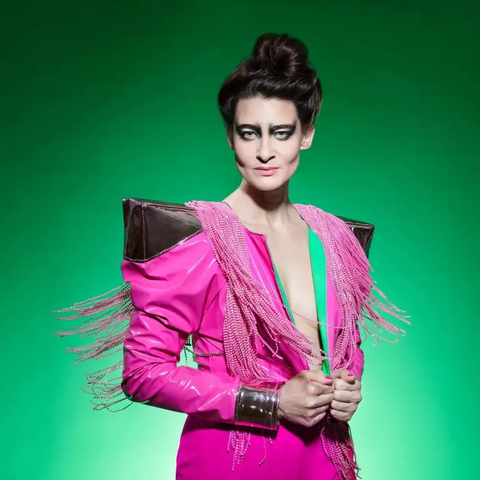 Cabaretiere Kirsten van Teijn in roze lak strakke outfit en smokey eyes op weg naar een geweldige show in Den Haag voor Queer aan Zee goes Jaloezie is een Bitch.