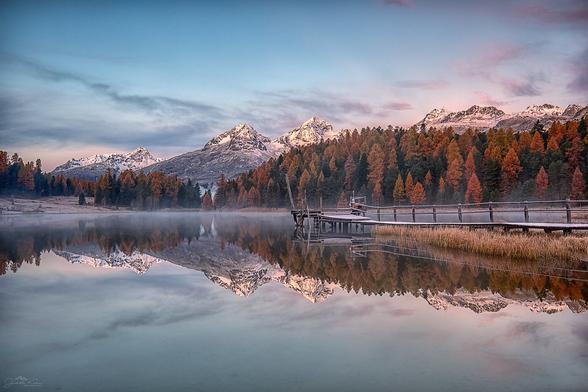 The special charm of lake Staz near St. Moritz - the old jetty, the water steaming in the cold morning air, the mountains and the yellow larches - attracts numerous photographers every morning in autumn. And this despite the fact that you are actually photographing in the completely wrong direction for sunrise. Fortunately, you can't see the many noises in the picture and can at least enjoy the quiet of the morning while looking at it.