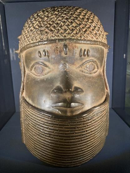 Höfisches Kunstwerk aus dem Königtum Benin im RJ-Museum.