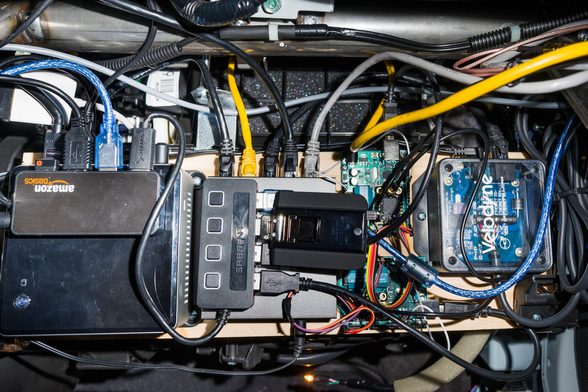 Мини-компьютер Intel NUC, пара модулей GPS, маршрутизатор и другие детали автомобильного компьютера Acura ILX с автопилотом. Фото: Geohot