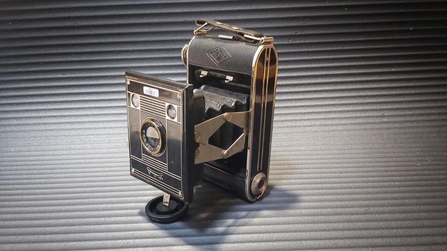 An Agfa Billy-Clack No. 51 strut fodling camera against a grey background.