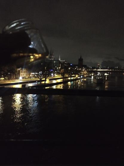 Ich sitze nachts am Rhein und proste mit einem kleinen Einmachglas Rum den Dom an