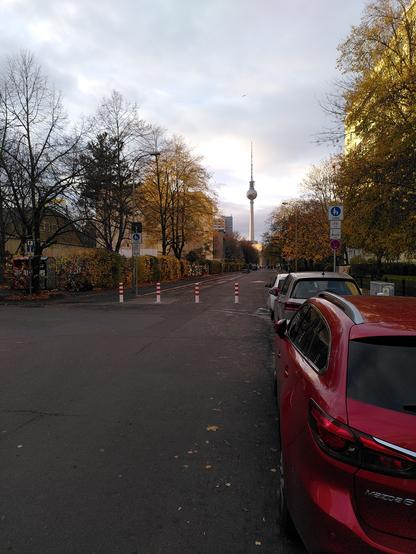 Das Bild zeigt die für Autos gesperrte Singerstraße, im Hintergrund sieht man den Berliner Fernsehturn