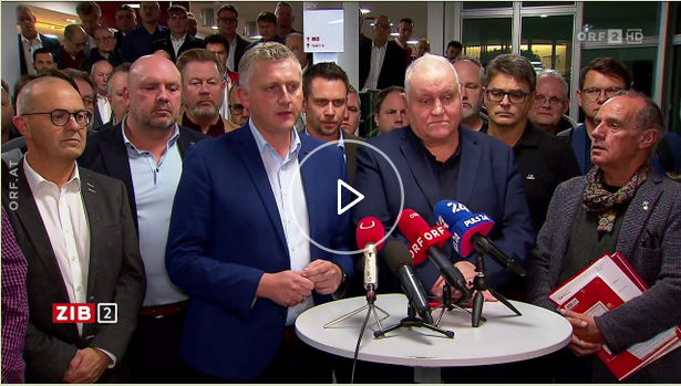 Bildstill aus der ZIB2 bei dem die Gewerkschaftsmitglieder der Metallerarbeitenden vor Mikrofons auf einem Stehtisch versammelt sind. Am Bild sind nru Männer, viele mit grauen Haaren, zu erkennen. Und es sind nicht wenige Männer.