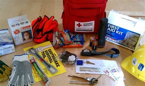 Beispiele für prepping-gegenstände auf einem Tisch: erste Hilfe, Handschuhe, Werkzeug, usw.