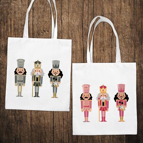 Tote bags en coton blanc et au motif de 3 petits personnages de casse-noisettes, comme dans le conte de Noël. Existe en deux versions : une dans les tons gris et une dans les tons roses. A retrouver dans notre boutique en ligne : ernestine-etcie.fr