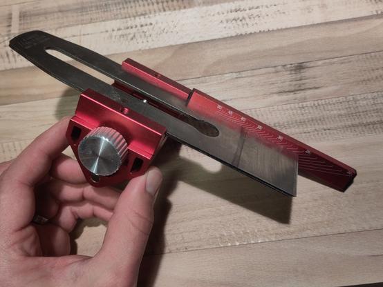 Réglage de la lame sur le guide d'affûtage.