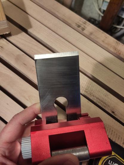 Vue sur le biseau en cours d'affûtage.