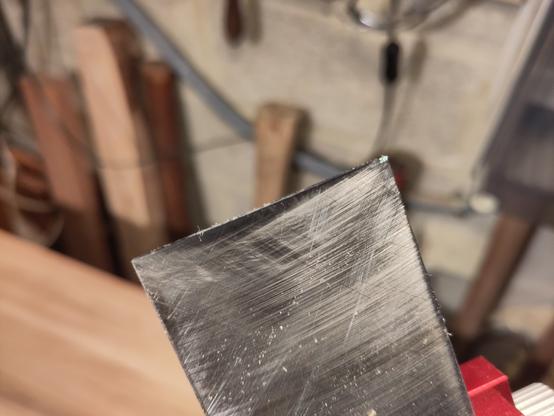 Il y a des petits coups dans le biseau. Donc ça coupe moins bien, évidemment.