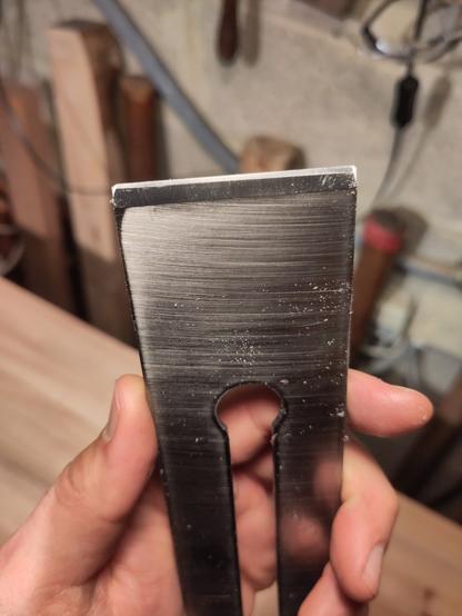 Nouvel affûtage avec un biseau secondaire à 30°. Le tranchant devrait être plus résistant et en même temps plus rapide à rafraichir.