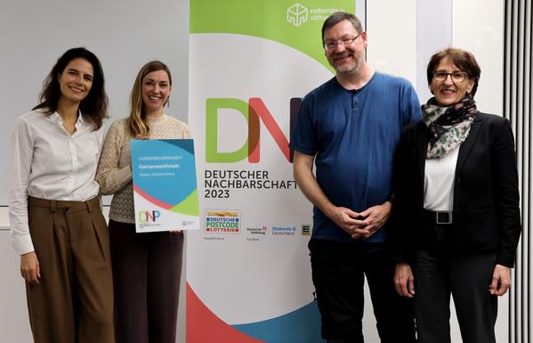 Bei der Preisübergabe anwesend von links nach rechts:
Katharina Roth, nebenan.de Stiftung, Rebekka Stutzman und René Richter vom Landessiegerprojekt Baden-Württemberg Gartenwerk!statt und Dr. Ute Leidig, Staatssekretärin im Ministerium für Soziales, Gesundheit und Integration.
Im Hintergrund steht ein Banner des Deutschen Nachbarschaftspreises.
