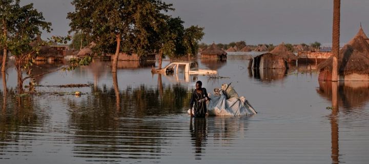 Foto eines überschwemmten Dorfes im Südsudan. 

Die Klimakrise führt zu einer wachsenden Anzahl von Extremwetterereignissen: Rubkona im Südsudan war zum Beispiel zum Jahreswechsel 2021/2022 von schweren Überschwemmungen betroffen. Häuser, Gesundheitseinrichtungen, Schulen, Märkte und die Ernten ganzer Gemeinden verschwanden in den Wassermassen.

© SEAN SUTTON, übernommen von der verlinkten Webseite der Ärzte ohne Grenzen