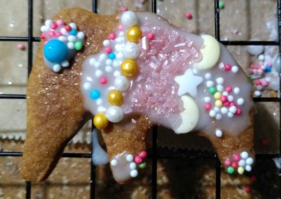 Ein Mastodonplätzchen. Es ist mit vielen bunten Zuckerstreuseln verziert.