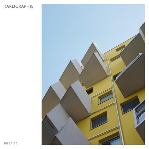 Im Übermut (weil ich konnte ja noch nicht wissen, ob es was wird) habe ich noch eine Schattenbelichtung gemacht. Diesmal die schiefen Balkone von unten betrachtet, meine klassisch, futuristische Hochhaus-Perspektive, die schon des öfteren bei mir auf Film gebannt worden ist. Hier macht sich der schöne Mittelformat-Korn vollends bezahlt. Sauteuer, aber das Ergebnis stimmt. Insbesondere der zartblaue Himmel ist zum Anbeissen weich geworden.