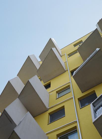 Im Übermut (weil ich konnte ja noch nicht wissen, ob es was wird) habe ich noch eine Schattenbelichtung gemacht. Diesmal die schiefen Balkone von unten betrachtet, meine klassisch, futuristische Hochhaus-Perspektive, die schon des öfteren bei mir auf Film gebannt worden ist. Hier macht sich der schöne Mittelformat-Korn vollends bezahlt. Sauteuer, aber das Ergebnis stimmt. Insbesondere der zartblaue Himmel ist zum Anbeissen weich geworden.