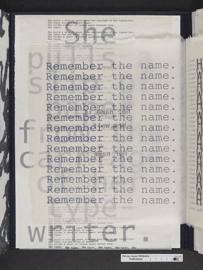 Abgebildet ist der mittlere Abschnitt eines aufgeschlagenen, dreiseitigen Buchs. An der linken und rechten Seite sind die beiden anderen Seiten noch erkennbar. Die im Fokus stehende Seite trägt die Aufschrift „Remember the name.“ In 14-facher Ausführung. Dahinter stehen unterschiedlich große Sätze und Wörter.