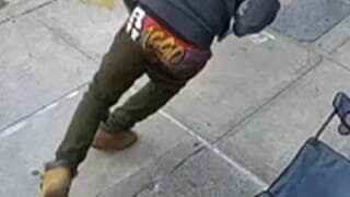 Überwachungsvideo von einem Überfall. Ein Räuber trägt eine auffällige Unterhose. Deshalb wurde er jetzt gefasst. (Foto: Screenshot/YouTube abc7NY)