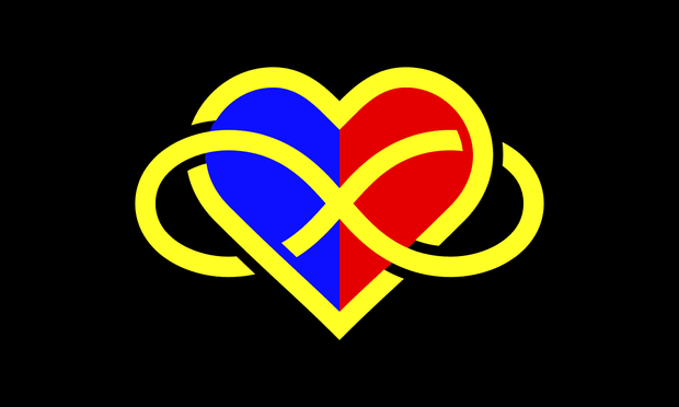 Flago de pluramo, kiun mi faris. Ĝi reprezentas amon al pluraj personoj, kaj ĉiujn personojn, kiuj ordinare kapablas ĝin senti. La flago konsistas el nigra kampo, sur kiu estas centre granda flava ĉirkaŭlinio de koro, sur kiu estas centre granda flava ĉirkaŭlinio de senfino (horizontale kuŝanta cifero ok). En lokoj, kie la du ĉirkaŭlinioj renkontiĝas, unu aŭ alia rompiĝas por lasi la alian trapasi. La interno de la koro (kiu kuŝas sub la ĉirkaŭlinio de senfino) estas kolorigita: la maldekstra duono de la koro havas koloron bluan, kaj la dekstra duono de la koro havas koloron ruĝan.