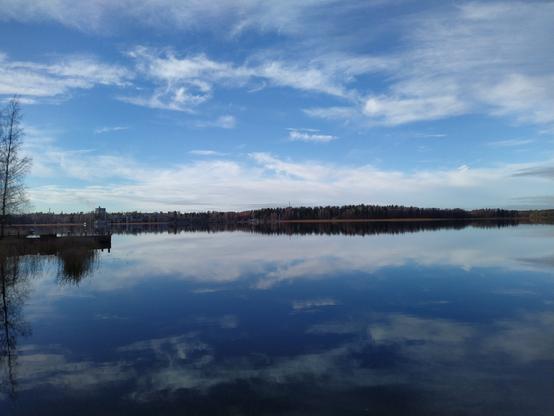 Näkymä Laajalahdelle Didrichsenin taidemuseon rannalta, Helsinki. Taustalla siintää Espoo.