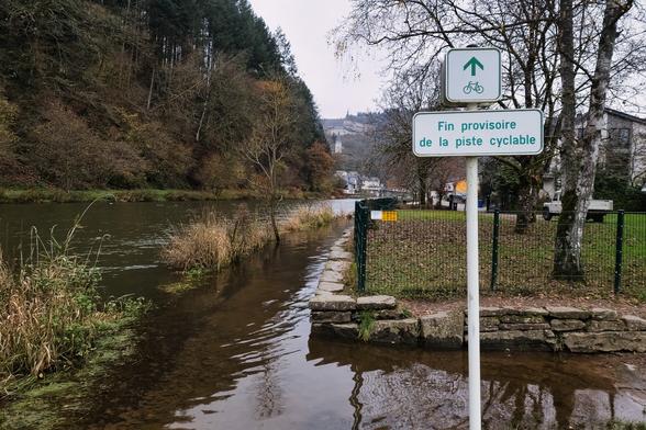 Signs displaying the temporary end of the PC 3 bike route in Vianden on a flooded way.